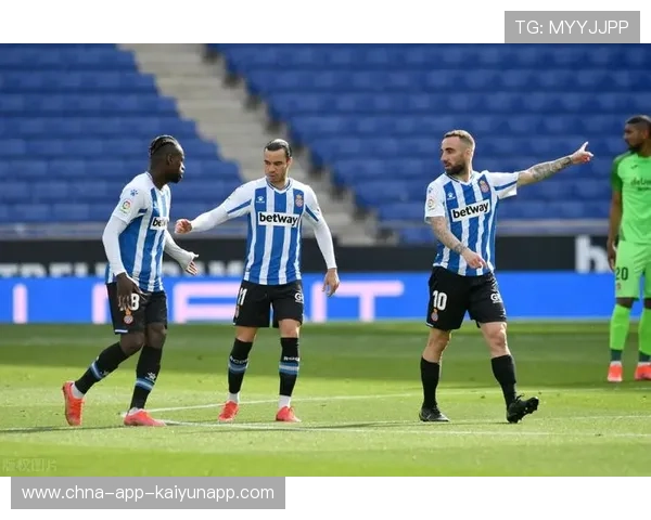 重庆铜梁龙迪马塔底线回敲，弧顶跟进射门擦梁而出